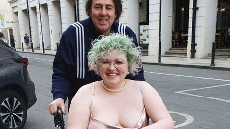 Jonathan Ross' daughter Betty Kitten Ross has fibromyalgia, myalgic encephalomyelitis and postural orthostatic tachycardia syndrome Jonathan Ross, Health Day, Super Happy, Short Hair Older Women, Brand Ambassador, Its My Birthday, Wheelchair, Beauty Routines, Other People