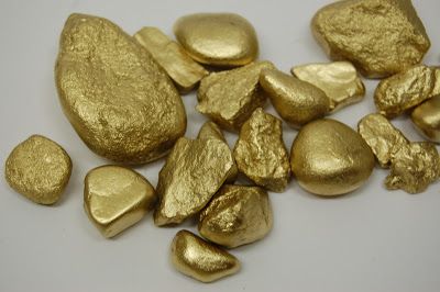 Spray paint rocks for a treasure hunt with kids Pirate Fairy Party, Gold Treasure, Fete Saint Patrick, Peter Pan Party, Pirate Fairy, Random Recipes, Pirate Halloween, Pirate Day, Pirate Birthday Party