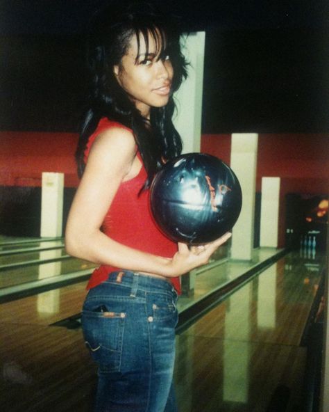 Aaliyah Dana Haughton’s Instagram photo: “In 2001, I went bowling with Aaliyah. We weren’t friends; it wasn’t a date. The occasion was a “Vibe” cover story. Aaliyah’s publicist…” Aaliyah 90s, Aaliyah Aesthetic, Aaliyah Outfits, R&b Aesthetic, Vibe Magazine, Aaliyah Pictures, Aaliyah Style, Aaliyah Haughton, 90’s Aesthetic