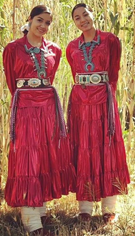 Navajo Clothing, Navajo Dress, Navajo Women, American Indian Girl, Native American Dress, Native Wears, Native Women, Native Dress, Native American Clothing