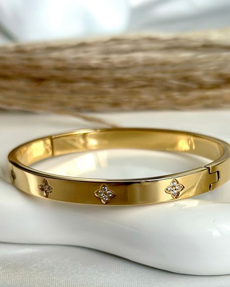 Jewellery Photo, Trend Jewelry, Fashion Dictionary, Wrist Jewelry, Gold Plated Bangles, Waterproof Jewelry, Timeless Treasures, Jewelry Inspo, Everyday Jewelry