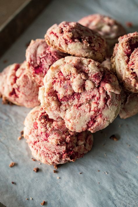 Strawberry Cookies Crumbl, Thick Gourmet Cookies, Dried Strawberry Cookies, Strawberry Crunch Cookies Recipe, Freeze Dried Strawberry Cookies, Fresh Strawberry Cookies, Thick Cookie Recipe, Thick Cookie Recipes, Strawberry Crunch Cookies