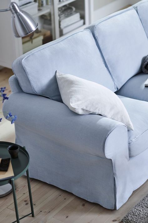 IKEA Deutschland | EKTORP Sofas sind nicht nur weich, sie sind auch noch robust. Sie halten es problemlos aus, wenn du dich Tag für Tag und Jahr für Jahr auf sie wirfst. EKTORP ist ein Botschafter für bequeme Robustheit. #IKEA #EKTORP #Sofa #klassisch #gemütlich #komfortabel #Wohnzimmer #Wohnraum #einrichten #inspiration #trends #scandi #skandi #scandinavian #interior #interieur #design Hultarp Ikea, Ikea Ektorp Sofa, Ektorp Sofa, Ikea Ektorp, Sofa Light, Ikea Sofa, Id Design, Scandinavian Interior, Service Design