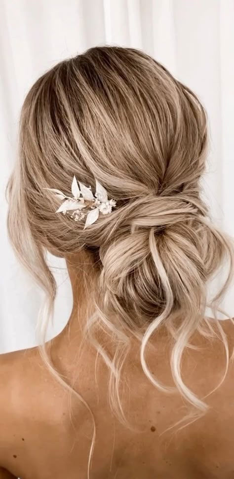 Blonde Bridal Hair, Messy Bun Wedding, Bride Hairstyles Updo, Bridesmaid Hair Inspo, Blonde Wedding Hair, Bridemaids Hairstyles, Bridesmaid Updo, Wedding Hairstyles Medium Length, Wedding Hair Up