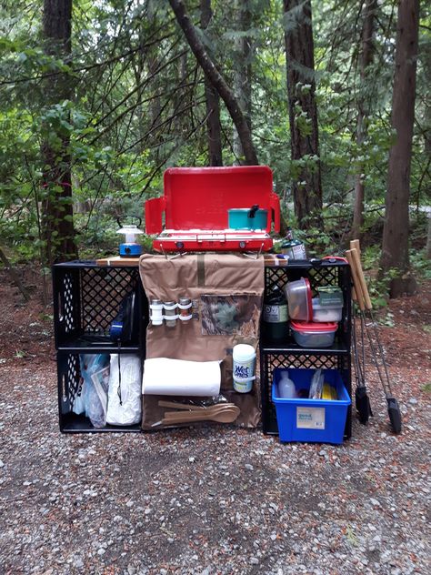 Diy Camp Kitchen, Camping Kitchen Set Up, Zelt Camping Hacks, Camping Hacks With Kids, Zelt Camping, Camping Hacks Food, Outdoor Camping Kitchen, Tent Camping Hacks, Camping Safety