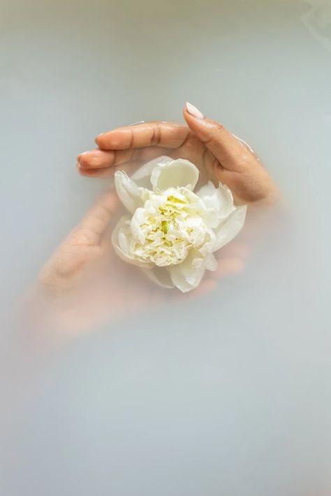 What Is a Baño Blanco (White Bath)? | POPSUGAR Latina Blanco White, Spiritual Bath, White Bath, Flower Therapy, Facial Care, Hd Images, Beauty Cosmetics, White Flowers, Gratitude