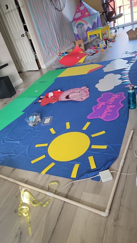 Diy Peppa Pig Backdrop, Peppa Pig Backdrop, 3rd Birthday Pictures, Big Birthday Cake, Peppa Pig Birthday Cake, Pig Birthday Cakes, George Pig, Peppa Pig Birthday Party, Peppa Pig Party