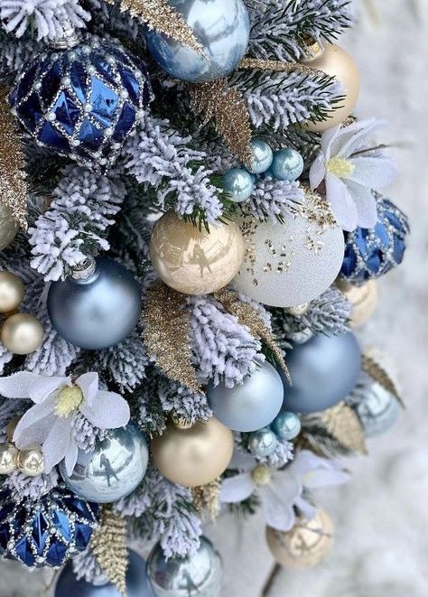 Blue Christmas Tree Decorations, Christmas Tree Inspo, Ideas Christmas Tree, Tree Decorations Christmas, Blue Christmas Decor, Silver Christmas Decorations, Christmas Tree Decorating Themes, Blue Christmas Tree, Elegant Christmas Trees