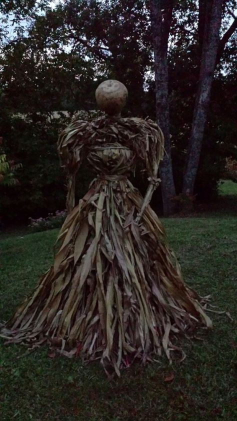 Corn stalk fall decor Corn Stalks Decorations, Corn Stalk Decor, Haunted Corn Maze, Christmas Ceiling Decorations, Fall Yard Decor, Halloween Outside, Children Of The Corn, Halloween Fest, Halloween Scarecrow