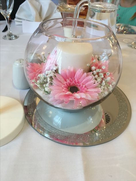 Fish Bowl Centerpiece Wedding, Fishbowl Centerpiece, Outdoor Wedding Centerpieces, Wedding Centerpieces Diy, Flower Arrangements Diy, Diy Centerpieces, Candle Centerpieces, Centerpiece Bowl, Wedding Flower Arrangements