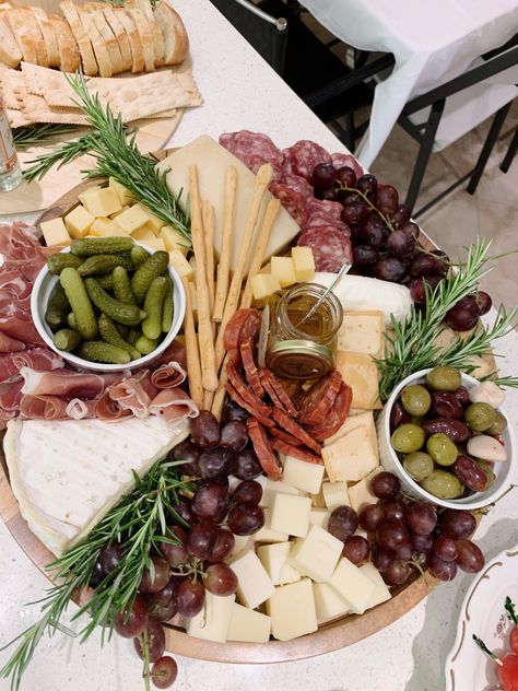 Churiture Board Ideas, Cheap Cheese Board, Cheese Platter Display, Cheese And Meat Board Ideas, Tasting Tray Ideas, Cheese And Charcuterie Board Display, Cheese Boards Display, Platter Ideas Party Meat, Cheap Cheese Board Ideas