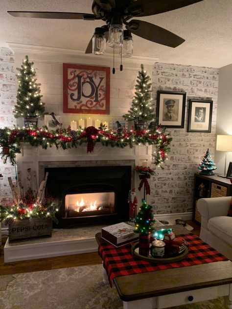 Farmhouse Christmas Decor Fireplaces, Fireplace Decor 2023, Holiday Room Decor Christmas, Fireplace Mantel Decorating Ideas For Christmas, Christmas Decor Ideas For Living Room Fireplaces, Country Christmas Mantle, Fireplace Mantle Christmas Decor Ideas, Simple Christmas Mantle Decor, Christmas Mantel Decorating Ideas Simple