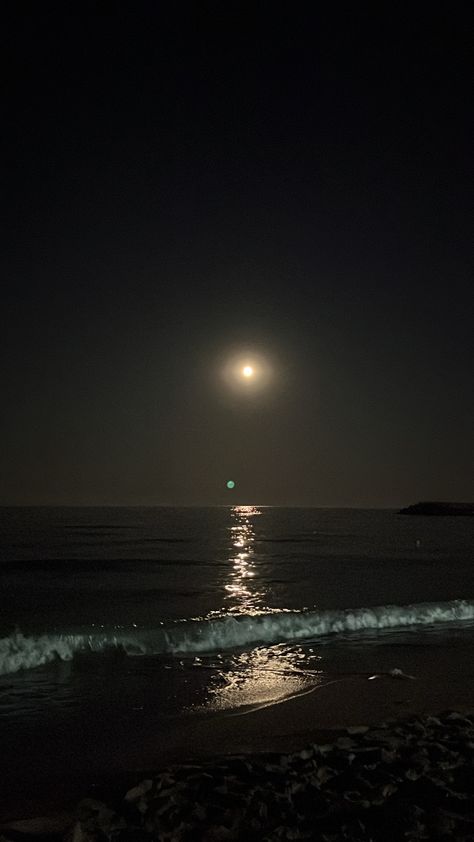 Night Sky At Beach, Beaches At Night Aesthetic, Moody Beach Aesthetic, Dark Vibes Wallpaper, Sea Night Beach, Photo Sombre, Dark Sea Aesthetic, Beach Night Photos, Beaches At Night