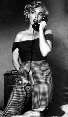 ❤ Marilyn Monroe Outfits, Kibbe Romantic, Marilyn Monroe Fashion, Look Retro, Talking On The Phone, Marilyn Monroe Photos, On The Phone, Norma Jean, Norma Jeane