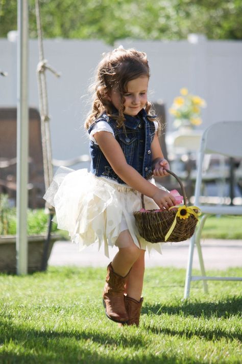 Country Wedding Flower Girl, Country Wedding Flowers, Country Chic Wedding, Country Wedding Dresses, Wedding Flower Girl, Rustic Country Wedding, Western Wedding, Flower Girls, Wedding Attire