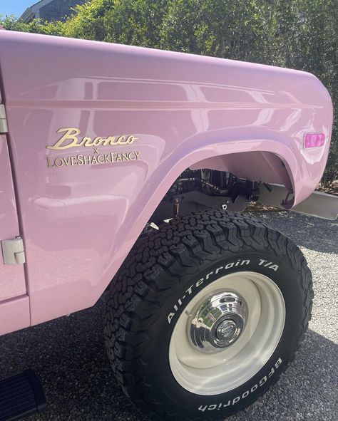 Love Shack Fancy Bronco, Cute Trucks, Pink Bronco, Bronco Aesthetic, Bronco Ford, Bronco Car, Barbie Car, Malibu Barbie, Dream Cars Jeep