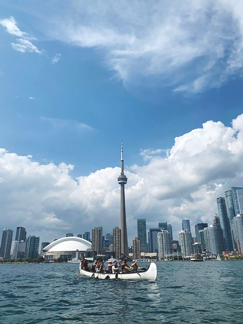 Canoeing on Lake Ontario at Toronto Harbourfront Toronto Activities, Things To Do In Toronto, Scarborough Bluffs, Toronto Girls, Art Gallery Of Ontario, Toronto Island, Royal Ontario Museum, Toronto Travel, Epic Photos