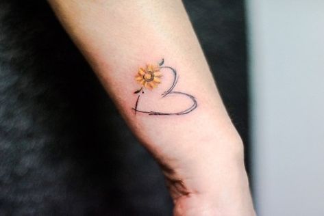 Corazón y flor girasol por Yasmin Coiado - Tatuajes para Mujeres Pink Tattoo, Mommy Tattoos, Sunshine Quotes, Sunflower Tattoos, Tattoo Feminina, Butterfly Tattoo, Infinity Tattoo, Mehndi Designs, Tatting