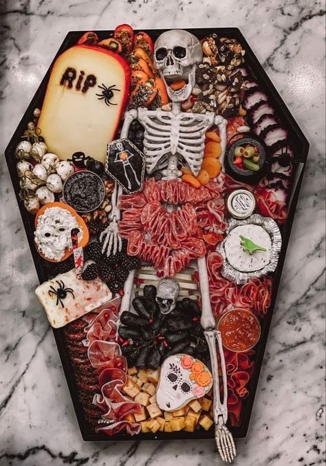 Halloween Charcuterie Board, Halloween Charcuterie, Halloween Food Appetizers, Halloween Movie Night, Spooky Food, Halloween Fest, Halloween Party Dinner, Halloween Food Treats, Halloween Appetizers