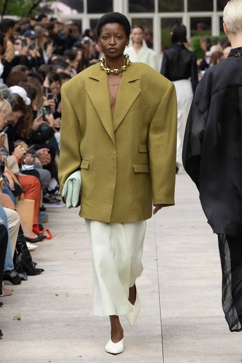 Oversized Blazer Runway, Jacket 2024 Trend, Ss 2024 Fashion Trends, Blazer 2024, Oversized Blazers, Ss 2024, Fashion Trend Forecast, Runway Fashion Couture, Career Wear