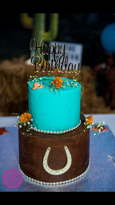 Western Cake For Woman, Western 18th Birthday Cake, Sweet 16 Barn Party Ideas, Western Cakes Birthday, Western Sweet 16 Ideas, Sweet 16 Bonfire, Country Birthday Cakes, Western Theme Cakes, Country Cakes