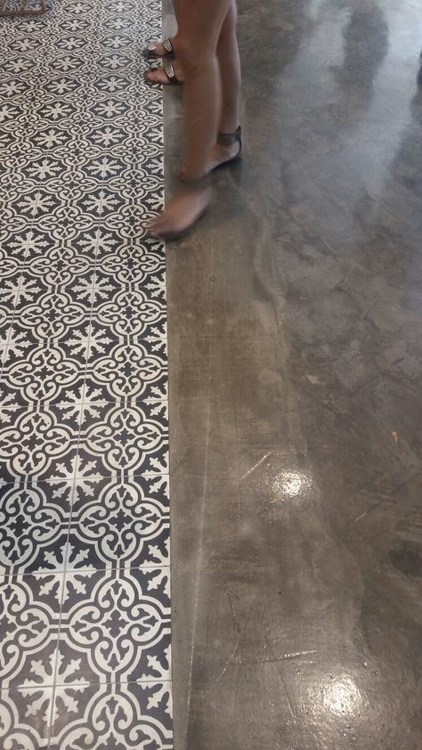 Love this floor!- Tile meets concrete Screed Floors, Concrete Tile Floor, Kitchen Mosaic, Mosaic Floor Tile, Floor Tile Design, Tile Rug, Concrete Kitchen, Cement Floor, Concrete Tiles