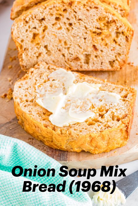 A slice of buttered onion soup mix bread on cutting board with rest of loaf. Onion Soup Bread Recipe, Easy Bread For Soup, French Onion Soup Bread, Onion Soup Mix Bread, Bisquick Quick Bread Recipes, Onion Soup Bread 1968, Bread To Serve With Soup, Bread Machine Beer Bread, Homemade Bread For Soup