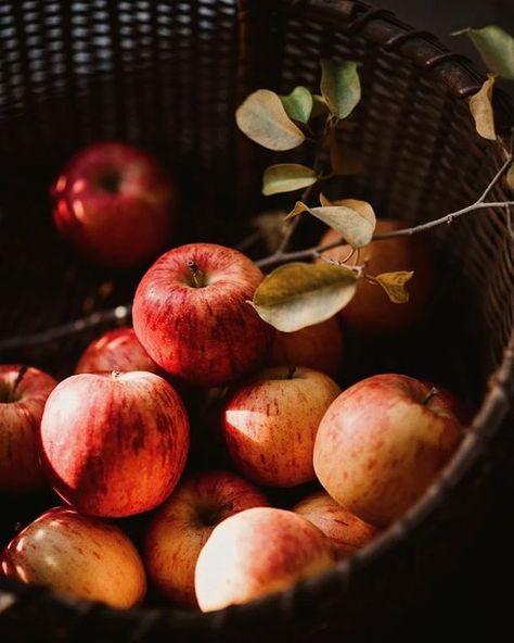 Apple Harvest Aesthetic, Fall Apple Aesthetic, Bright Fall Aesthetic, Apples Aesthetic, Autumn Nostalgia, Autumn Tale, Autumn Story, Basket Of Apples, Apple Season