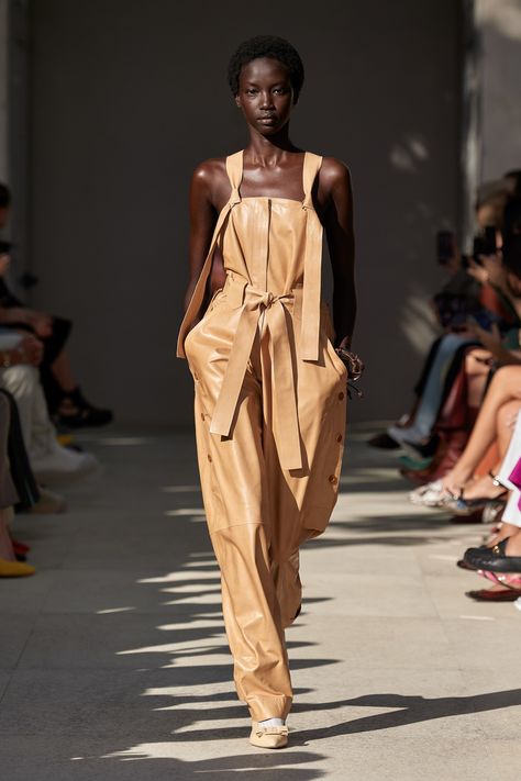 Salvatore Ferragamo Spring 2020 Ready-to-Wear Fashion Show - Vogue Jumpsuit Runway, Spring Fashion Chic, Futuristic Style, Boss Life, Kim Kardashian Red Carpet, Rachel Bilson, Kendall Jenner Outfits, Vogue Germany, Victoria Dress