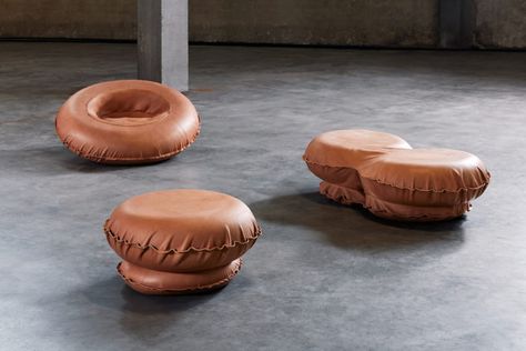 Eindhoven-based designer Satomi Minoshima designed leather-covered inflatable furniture to increase their value and thus their lifespan. Inflatable products are light and portable. With only the need for a pump or just your mouth, furniture like chairs and beds can be put up in a short amount of time. However, because inflatable products are generally made … Mouth Furniture, Sitting Bag, Bamboo Furniture Design, Inflatable Couch, Student Design, Inflatable Furniture, Bamboo Furniture, Inner Tubes, Art Basel