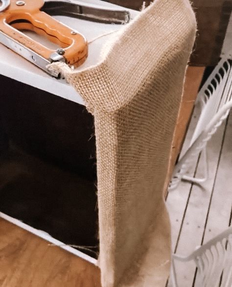 DIY upcycle using hessian (1 of 3) Burlap Furniture, Multifunctional Furniture Small Spaces, Diy Bathroom Furniture, Diy Furniture For Small Spaces, Pallet Furniture Living Room, Diy Apartment Furniture, Diy Burlap, Furniture Small Spaces, Diy Furniture Hacks