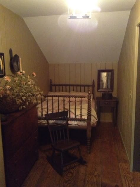 bedroom 1880s Bedroom, Old West Bedroom, 1890 Bedroom, Vintage Small Bedroom Ideas, Small Old House Interior, Grandpa Bedroom, 1890s Bedroom, Poor Bedroom, Bare Bedroom