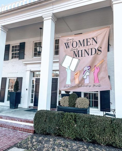 Banners Sorority, Sorority Recruitment Banners, Sorority Banner Ideas, Bid Day Banner, Panhellenic Sororities, Sorority Graduation, Welcome Back Banner, Sorority Photoshoot, Painted Banner