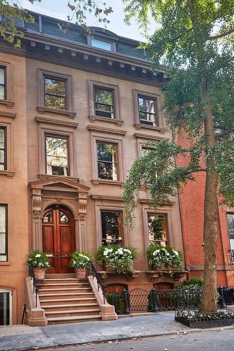 Brooklyn Townhouse Sales Are Breaking Records - Cottages & Gardens Nyc Brownstone, Brownstone Homes, New York Brownstone, Brooklyn Townhouse, New York Townhouse, Nyc Townhouse, Stone Exterior Houses, Brooklyn House, Townhouse Exterior