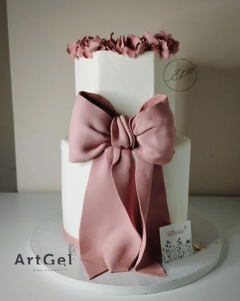 Bow cake fondant Bow Wedding Cakes, Baby Shower Cakes Neutral, Pink Baby Shower Cake, Bow Cake, Fondant Bow, Chocolate Cake Designs, Bow Party, Bow Cakes, Birthday Cake With Flowers