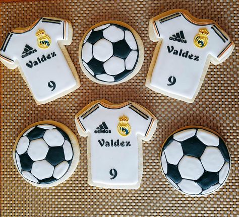 Real Madrid! Football Birthday Party Ideas, Soccer Cookies, Soccer Birthday Cakes, Birthday Football, Football Cookies, Real Madrid Soccer, Soccer Birthday Parties, Football Birthday Party, Football Cake