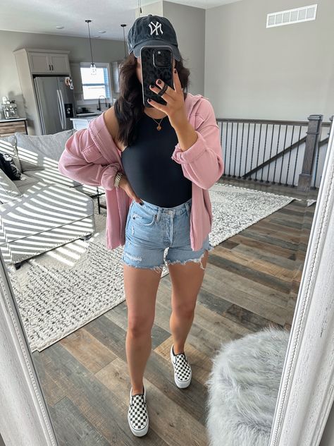 Jean Shorts And Tennis Shoes Outfit, Cute Summer Outfits With Sneakers, Wisconsin Summer Outfits, Zoo Day Outfit Spring, Ball Mom Outfits, Vans Outfit Womens Summer, Baseball Park Outfits, Shorts With Tennis Shoes Outfit, Sports Mom Outfit Spring