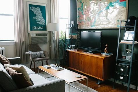 nice little apartment | Jack's Small Stylish Space in Chicago — House Call | Apartment Therapy Masculine Small Apartment, Apartment Esthetics, Small Apartment Living Room Layout, Apartment Living Room Layout, Small Apartment Decorating Living Room, Bachelor Apartments, Masculine Living Rooms, Small Studio Apartment Decorating, Apartment Designs