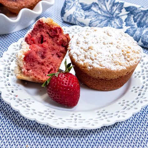 Best of All Strawberry Muffins - Pastries Like a Pro White Chocolate Curls, Easy Pumpkin Muffins, Date Muffins, Pumpkin Muffins Easy, Muffin Papers, Cranberry Orange Muffins, Strawberry Bread, Pastry Cook, Pumpkin Mousse