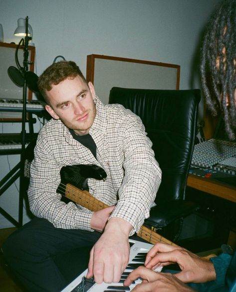 Tom Misch Aesthetic, Tom Misch, Music Stuff, My Vibe, Musician, Cool Outfits, Outfit Inspirations, Music, Quick Saves