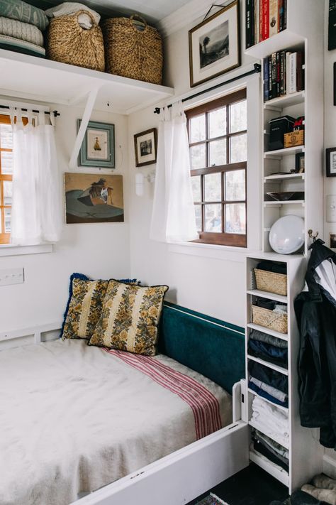 Tiny Bedroom Design, Small Bedroom Storage, Small Room Design, Tiny Spaces, Houseboat, Tiny Bedroom, Tiny House Living, Tiny House Design, Small Space Living