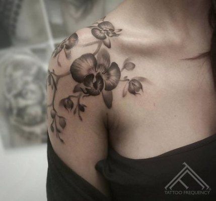 Nice Tattoos, Orchid Tattoo, Tattoo Shoulder, Shape Tattoo, Flower Tattoo Shoulder, Geniale Tattoos, Shoulder Tattoos, Shoulder Tattoos For Women, Body Adornment