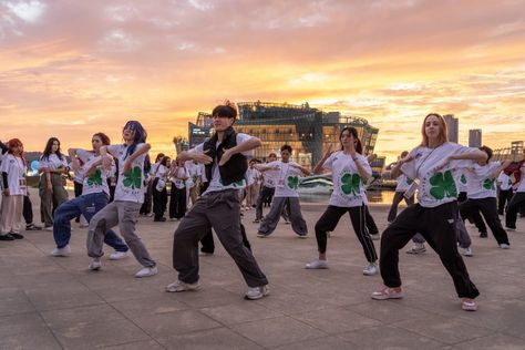 [PHOTOS] The 13th K-POP Cover Dance participants from 13 countries gather at various Seoul landmarks for an epic K-POP dance show! K Pop Dance, Cover Dance, Dance Workshop, Fan Dance, Han River, Dance Festival, Kpop Dance, Dance Cover, Korean K Pop