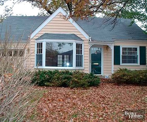 Before-and-After Small-Home Exterior Makeovers Small Home Curb Appeal, Small Ranch House Exterior, Small House Makeover, Cape Cod Interiors, Small House Remodel, Bush House, Farm Homes, Cottage Remodel, Home Remodeling Exterior