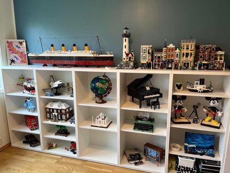 Lego Storage Ideas Display, Lego Displays, Lego Ucs, Lego Display Ideas, Lego Room Decor, Lego Organization, Lego Wall, Basement Playroom, Cool Room Decor