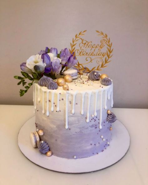 Tårta Design, Girly Birthday Cakes, Purple Cakes Birthday, Sweet 16 Birthday Cake, Birthday Cake With Flowers, 60th Birthday Cakes, Purple Cakes, Elegant Birthday Cakes, 16 Birthday Cake