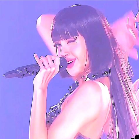 ☆:lisa icon singing pic from concert Lisa Singing, Pink Tour, Just She, Lalisa Manobal, Blackpink Lisa, Her Hair, Love Her, Dancer, Singing