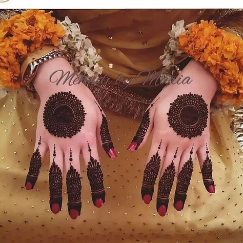 New goll tikki mehndi 😍😍 Minimal Mendhi, Mahandi Design Hands, Mehndi Designs 2022, Mehndi Beautiful, Mehndi Hands, Tikki Mehndi, Kashee's Mehndi Designs, Beautiful Simple Mehndi Design, Bridal Anarkali