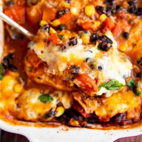 Make this Southwestern Baked Chicken when you're short on time and need a quick dinner. Just dump and go - everything goes into the baking dish and off into the oven! | #chickenfoodrecipes #chickendinner #chickenrecipes #easydinner #easyrecipes #dinnerrecipe #easydinnerrecipe #familydinner #mexicanfood #texmex #chicken Baked Chicken Breast Recipes, Southwestern Chicken, Salad Avocado, Black Beans Corn, Chicken Tacos Crockpot, Chicken Breast Recipes Baked, Chicken Breast Recipe, Hello Fresh Recipes, Tomato Cucumber