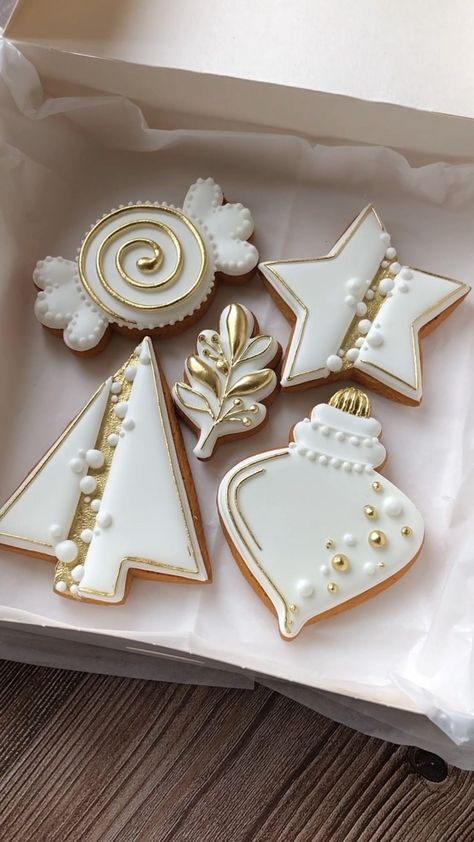 Christmas Embossed Cookies, Christmas Sugar Cookies Ornaments, White And Gold Christmas Cookies, Christmas Icing Cookies Decorating Ideas, Christmas Decorative Cookies, Christmas Cookie Sets Decorated, Nativity Cookies Decorated, White Christmas Sugar Cookies, Cookies Royal Icing Christmas